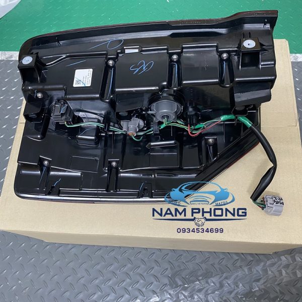 đèn hậu mitsubishi triton