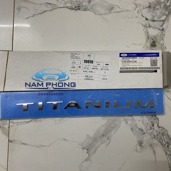 Chữ TITANIUM ford everest